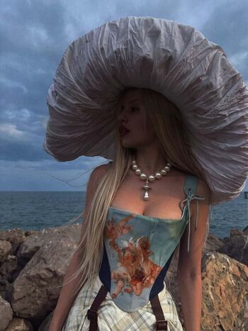 Ava max  page leaked private photo uncensored HD quality