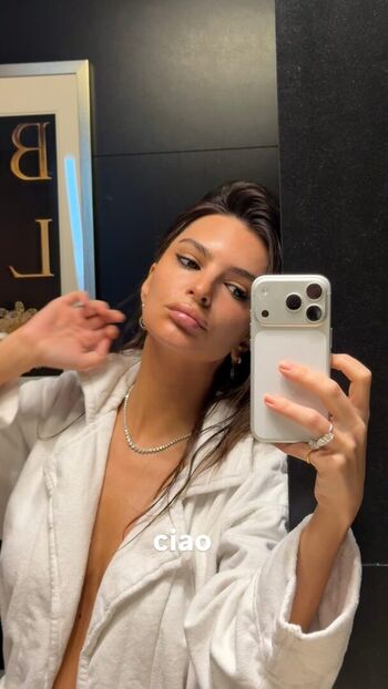 Emily ratajkowski  page leaked private photo uncensored HD quality