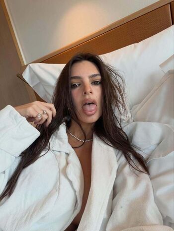 Emily ratajkowski  page leaked private photo uncensored HD quality