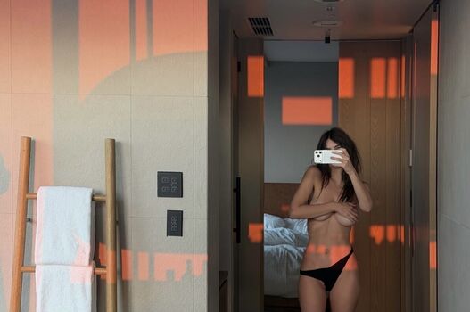 Emily ratajkowski  page leaked private photo uncensored HD quality