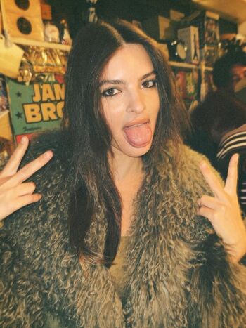Emily ratajkowski  page leaked private photo uncensored HD quality