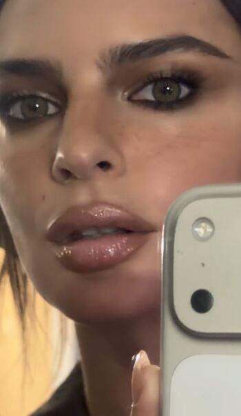 Emily ratajkowski  page leaked private photo uncensored HD quality