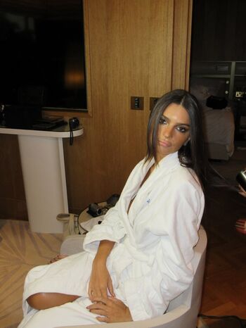 Emily ratajkowski  page leaked private photo uncensored HD quality