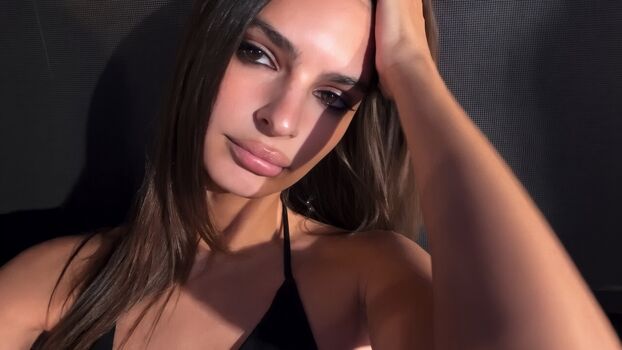 Emily ratajkowski  page leaked private photo uncensored HD quality