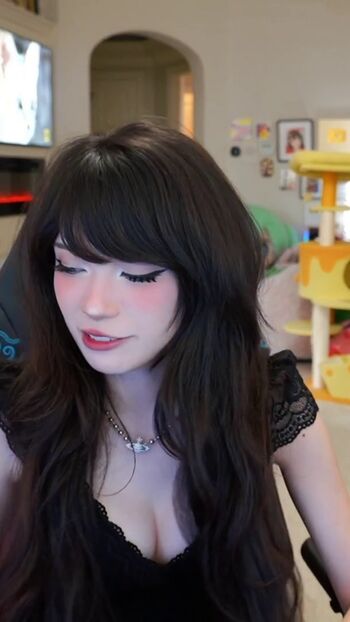 Emiru  page leaked private photo uncensored HD quality