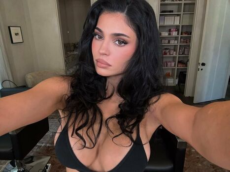 Kylie jenner  page leaked private photo uncensored HD quality