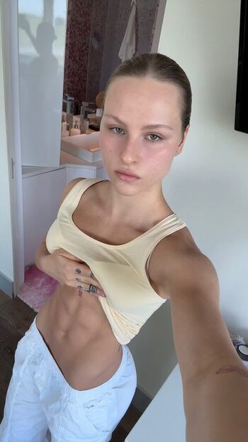 Peraroeleonora leaked private photo uncensored HD quality