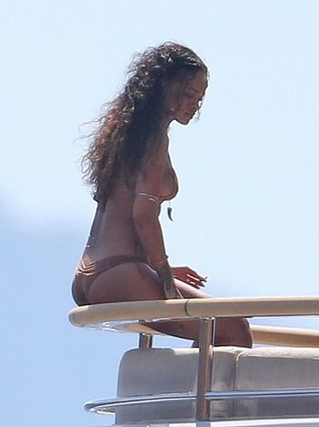 Rihanna  page leaked private photo uncensored HD quality