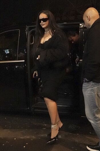 Rihanna  page leaked private photo uncensored HD quality