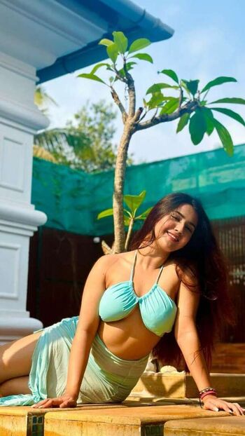 Roshni walia leaked private photo uncensored HD quality