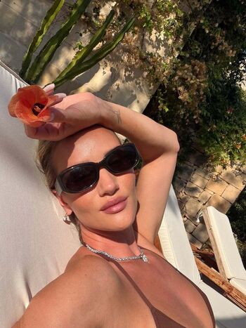 Rosie huntington whiteley  page leaked private photo uncensored HD quality