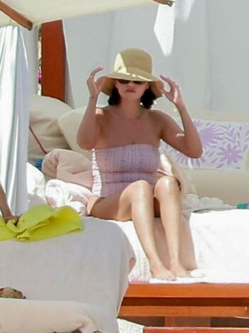 Selena gomez  page leaked private photo uncensored HD quality