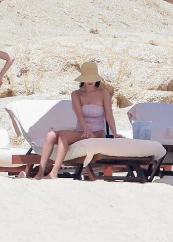 Selena gomez  page leaked private photo uncensored HD quality