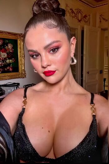Selena gomez  page leaked private photo uncensored HD quality